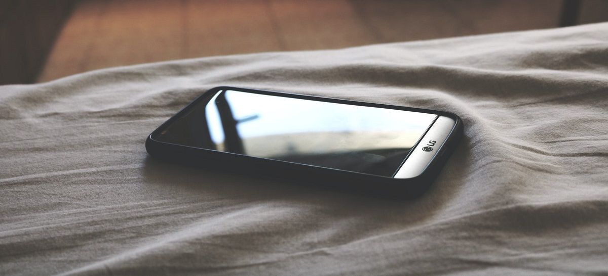 枕元のスマホを機内モードで電磁波カット：寝起きが冴える